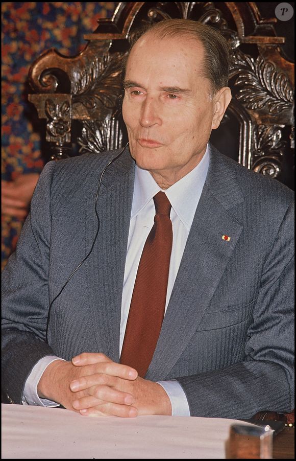 Il s'agit d'une toque en fourrure ayant appartenu à François Mitterrand.

Archives - François Mitterrand à Londres en 1985
Bestimage