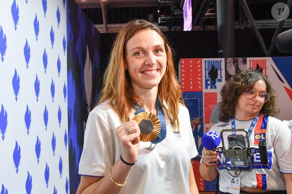 Et de compléter aux anges : Notre petit prince est enfin arrivé, tout s’est merveilleusement bien passé"

Manon Apithy-Brunet médaille d'or en escrime  - Célébration de la médaille d'or et d'argent en escrime devant les supporters au Club France porte de la Villette lors des Jeux Olympiques (JO) de Paris 2024 le 30 juillet 2024. (PixPlanete / Bestimage).