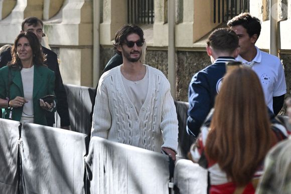 Pierre Niney arrive au défilé Lacoste à la Paris Fashion Week à Paris, France 5 octobre 2025. Photo de Julien Reynaud/APS-Medias/ABACAPRESS.COM