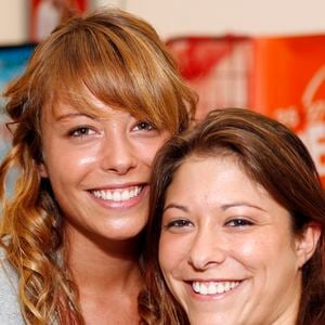 Avec qui elle a de nombreux points en commun

Archives - Dounia Coesens et sa soeur Marie Coesens lors du Festival "Les Hérault de la Télé 2009" au Cap d'Agde, le 25 octobre 2009.