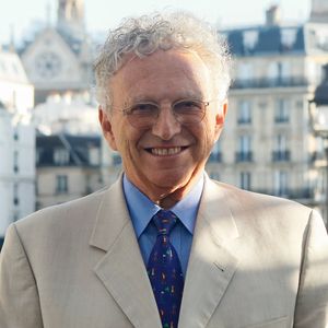 Exclusif - Nelson Monfort - Plateau de l'émission "Paris accueille la flamme Olympique" sur le parvis de l'hôtel de ville à Paris, diffusée en direct sur France 2 en marge du concert de la Place de la République à l'occasion du Relais de la Flamme olympique. © Christophe Clovis / Bestimage