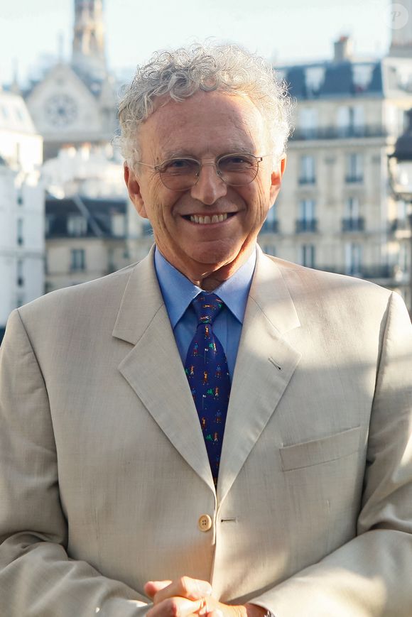 Exclusif - Nelson Monfort - Plateau de l'émission "Paris accueille la flamme Olympique" sur le parvis de l'hôtel de ville à Paris, diffusée en direct sur France 2 en marge du concert de la Place de la République à l'occasion du Relais de la Flamme olympique. © Christophe Clovis / Bestimage