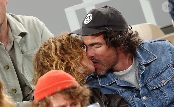 Aurélie Saada et son compagnon dans les tribunes lors des Internationaux de France de Tennis de Roland Garros 2025, à Paris, France, le 27 mai 2025. © Jacovides-Moreau/Bestimage