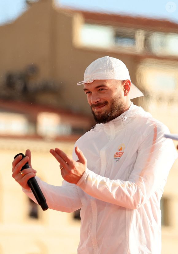 Jul lors de la cérémonie d'arrivée de la flamme olympique au Vieux-Port de Marseille, France, le 8 mai 2024. © Dominique Jacovides/Bestimage