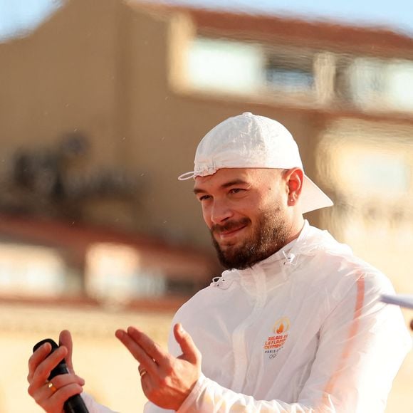 Jul lors de la cérémonie d'arrivée de la flamme olympique au Vieux-Port de Marseille, France, le 8 mai 2024. © Dominique Jacovides/Bestimage