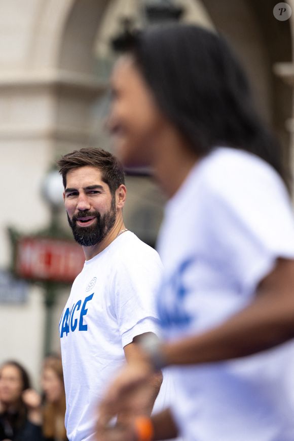 Nikola Karabatic participe à un challenge de handball avec des jeunes dans le cadre de la première édition de la Fête du sport sur la place de l'Hôtel-de-Ville à Paris, France, le 14 septembre 2025. Photo par Alexis Jumeau/ABACAPRESS.COM