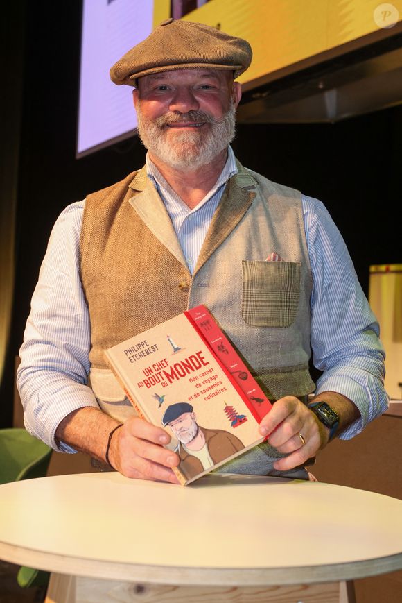 Le chef Philippe Etchebest au 20ème Festival du Livre gourmand au Théâtre de Périgueux, le 15 novembre 2025. ©Jean-Marc LHOMER/Bestimage.