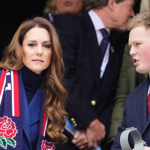 La princesse de Galles avec Fin Baxter, joueur anglais blessé, dans les tribunes avant le match des Six Nations Guinness au stade Allianz de Twickenham, à Londres. Date de la photo : samedi 21 février 2026 Photo : Adam Davy/PA Wire