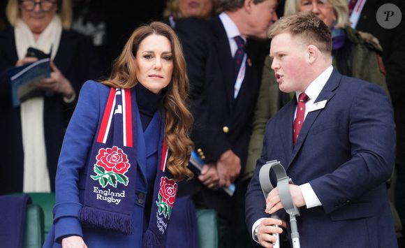 La princesse de Galles avec Fin Baxter, joueur anglais blessé, dans les tribunes avant le match des Six Nations Guinness au stade Allianz de Twickenham, à Londres. Date de la photo : samedi 21 février 2026 Photo : Adam Davy/PA Wire