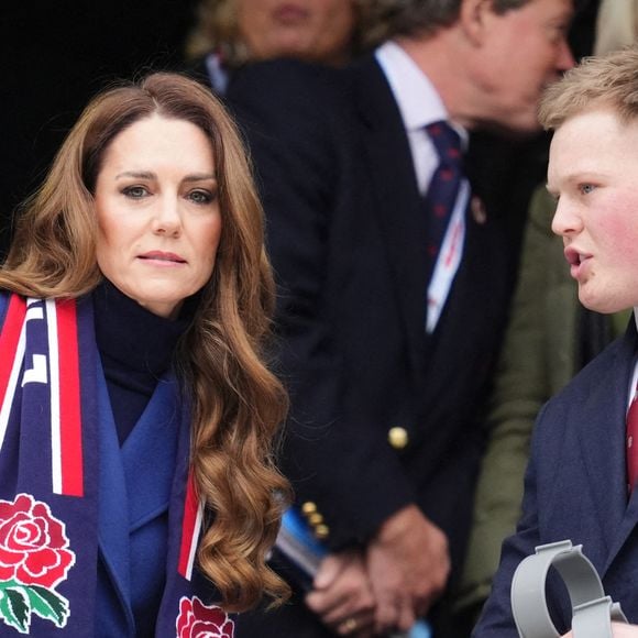 La princesse de Galles avec Fin Baxter, joueur anglais blessé, dans les tribunes avant le match des Six Nations Guinness au stade Allianz de Twickenham, à Londres. Date de la photo : samedi 21 février 2026 Photo : Adam Davy/PA Wire