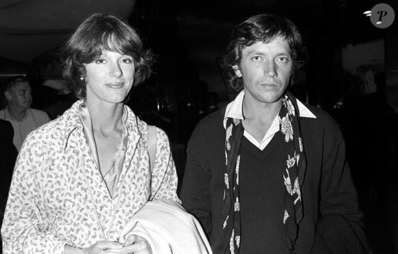 A rappeler que l'artiste y a vécu un temps avec le père de sa progéniture disparu en 2010. Un joli domaine qu'elle a "façonné" avec lui.

Archives - Anny Duperey et Bernard Giraudeau. Le 29/10/1979 (JEAN-CLAUDE WOESTELANDT / BESTIMAGE).