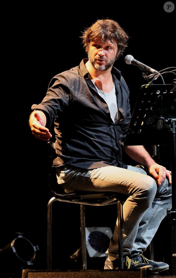 Exclusif - Bertrand Cantat (ex-membre du groupe "Noir Désir" et actuel membre du groupe "Détroit") fait une pause dans sa carrière musicale et se lance dans une tournée de lecture de textes poétiques avec deux musiciens autour de lui. Son nouveau spectacle de lecture (Condor Live) est tiré du livre "Condor" de Caryl Ferey. C'est une oeuvre allégorique et hallucinée, d'un couple fuyant la mort dans le Chili d'après Pinochet. Cenon, le 22 septembre 2016.
© Patrick Bernard/ Bestimage