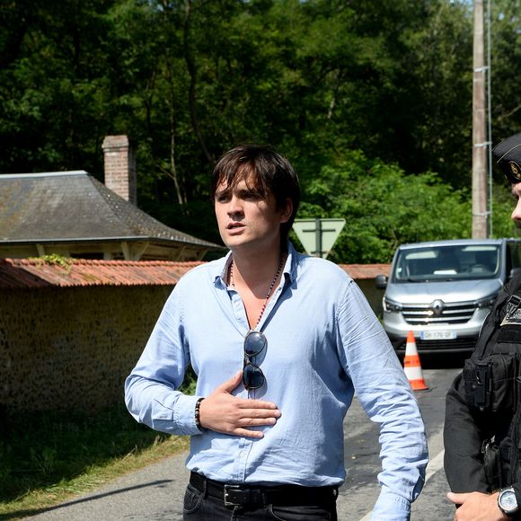 Anthony Delon et son demi-frère Alain-Fabien découvrent les hommages devant les grilles de la propriété de Douchy, quelques heures avant les obsèques de leur père, A.Delon, le 24 août 2024. © Agence / Bestimage