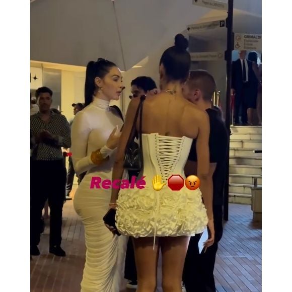 Thomas Vergara et l'ex-partenaire de jeu de Kylian Mbappé n'auraient malheureusement pas pu bénéficier d'un passe droit ! "Recalé", peut-on lire en légende de la publication. Quelques secondes plus tard, Nabilla Vergara et Jessica Aidi, l'épouse du joueur italien les ont alors rejoints pour comme pour tenter de calmer la situation...

Nabilla aux côtés de Marco Verratti et Jessica Aidi sur la Croisette - Capture d'écran de la vidéo exclusive de nos confrères de "Public" - relayée ce dimanche 25 mai 2025.