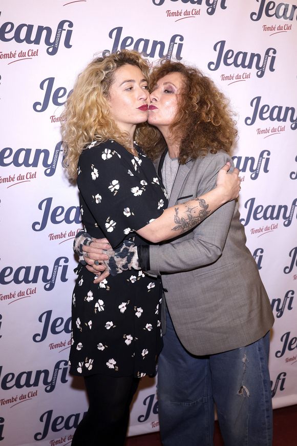 Lola Zidi et sa mere Helene Zidi à la 150 ème du spectacle "Tombé du ciel" de Jeanfi Janssens à la Comédie des Champs Elysées à Paris le 13 février 2025. Spectacle suivi d'une réception Restaurant Manko.

© Cédric Perrin / Bestimage