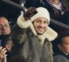 Il espérait terminer sa cabane pour Noël, mais les conditions difficiles ont retardé le projet.

Louis Garrel, Vianney et son père dans les tribunes du match de Ligue 1 McDonald's opposant le Paris Saint-Germain (PSG) à Lyon (3-1) au Parc des Princes à Paris le 15 décembre 2024. © Cyril Moreau/Bestimage