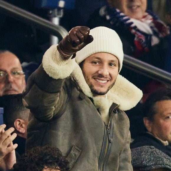 Il espérait terminer sa cabane pour Noël, mais les conditions difficiles ont retardé le projet.

Louis Garrel, Vianney et son père dans les tribunes du match de Ligue 1 McDonald's opposant le Paris Saint-Germain (PSG) à Lyon (3-1) au Parc des Princes à Paris le 15 décembre 2024. © Cyril Moreau/Bestimage