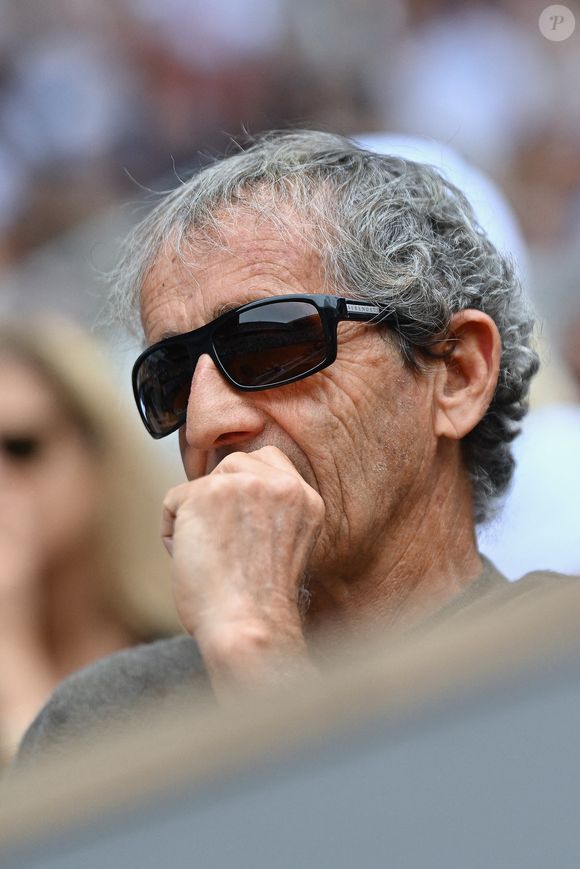 Comme le relaye l'AFP, les faits se sont déroulés mardi dernier, au petit matin, à son domicile situé à Nyon, au nord-est de Genève.

Alain Prost dans les tribunes de Roland Garros le 01 juin 2025 à Paris, France. Photo by ABACAPRESS.COM