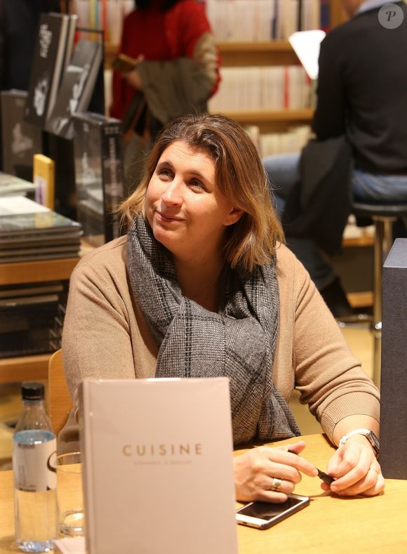 Exclusif - La chef doublement étoilée Stéphanie Le Quellec au Bon Marché Rive Gauche le samedi 14 décembre de 16h30 à 18h pour une séance de dédicace à l’occasion de la sortie de son dernier livre Cuisine. Un recueil de recettes familiales aussi gourmandes que rapides à réaliser, témoignage des dimanches passés à cuisiner entre amis, à Paris ou en Normandie.
Paris le 14 Décembre 2019
© J Rebboah / Panoramic / Bestimage