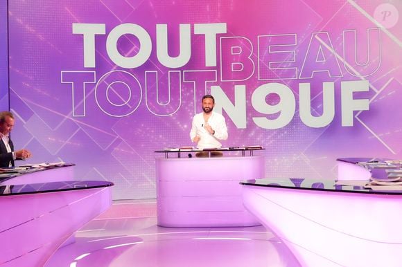 Exclusif - Cyril Hanouna, sur le plateau "Tout beau, tout n9uf" (TBT9) présenté par C.Hanouna, et diffusé en direct sur W9, Paris, France, le 18 septembre 2025. © Jack Tribeca / Bestimage