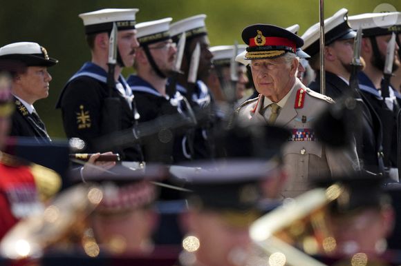 Le roi Charles III, en présence de sa femme la reine Camilla, a rendu hommage le 15 août 2025 aux soldats ayant servi en Asie et dans le Pacifique pendant la Seconde Guerre mondiale, rappelant le coût des conflits, pour le 80e anniversaire de la victoire des forces alliées sur le Japon.
©PA Wire/ABACAPRESS.COM
