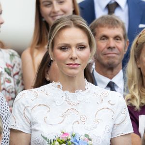 De son côté, Charlene de Monaco était ravissante dans une robe blanche en broderie anglaise et portait un bouquet de fleurs colorées, tout comme sa fille Gabriella.

La princesse Charlène de Monaco au 'Pique-nique des Monégasques’, Monaco.6 septembre 2025 © Olivier Huitel/Pool Monaco/Bestimage