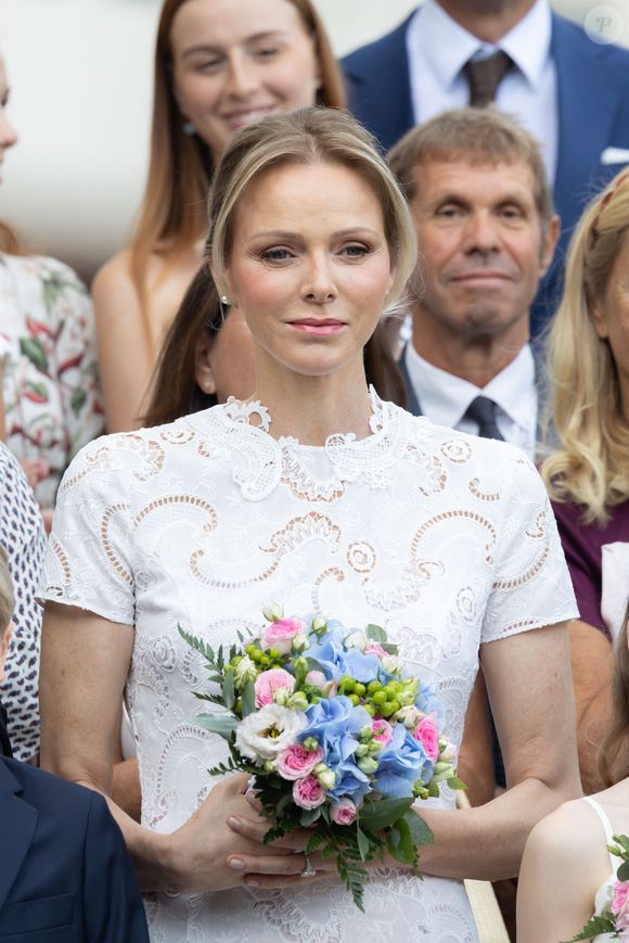 De son côté, Charlene de Monaco était ravissante dans une robe blanche en broderie anglaise et portait un bouquet de fleurs colorées, tout comme sa fille Gabriella.

La princesse Charlène de Monaco au 'Pique-nique des Monégasques’, Monaco.6 septembre 2025 © Olivier Huitel/Pool Monaco/Bestimage