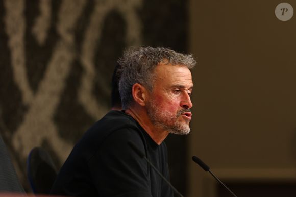 6 mai 2026, Munich, Bavière, Allemagne : LUIS ENRIQUE lors de la conférence de presse d'après-match après la demi-finale 2 de l'UEFA Champions League 2025/26 entre le Bayern Munich et le Paris Saint-Germain à l'Allianz Arena de Munich, en Allemagne. (Credit Image : © Mickael Chavet/ZUMA Press Wire)