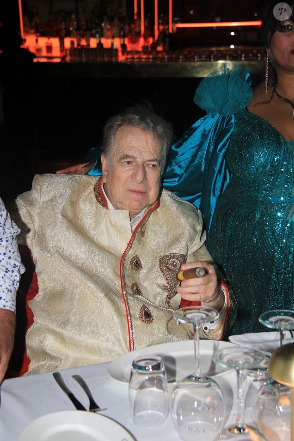 Paul-Loup Sulitzer - Paul-Loup Sulitzer fête son 77ème anniversaire avec ses amis au VIP Room à Saint-Tropez le 23 juillet 2023. © Philippe Baldini/Bestimage
