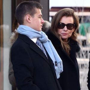 Exclusif - Valérie Trierweiler fait du shopping avec son fils Léonard et son agent littéraire Anna Jarota à Londres. Le 24 novembre 2014
Crédit : AGENCE / BESTIMAGE