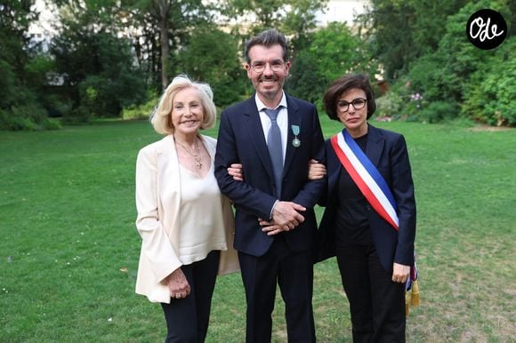 Exclusif - ⁠ ⁠Michèle Torr, Damien Nougarède, Rachida Dati - ⁠Damien Nougarède reçoit des mains de Rachida Dati les insignes de Chevalier dans l’ordre des Arts et Lettres, lors d’une cérémonie organisée dans la salle des mariages de la mairie du 7ème arrondissement à Paris le 15 juillet 2026. © Alain Guizard/Bestimage