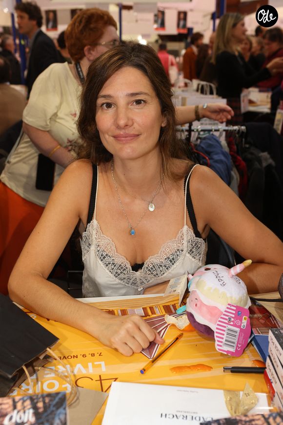 Mais elle l'assure : "Je différencie vraiment mes deux métiers."
Alice Pol à la Halle Georges Brassens de Brive-la-Gaillarde pour la 43eme Foire du Livre de Brive, le 7 novembre 2025.©Jean-Marc LHOMER/Bestimage.