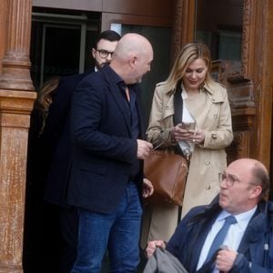 Sébastien Cauet et sa compagne Nathalie Dartois - Suspendu de l'antenne après une enquête pour viol, Sébastien Cauet réclame en justice son retour sur NRJ au tribunal de commerce de Paris, France, le 18 mars 2024. L'animateur de radio a assigné la station en justice pour exiger son retour sur les ondes. L'animateur, suspendu depuis novembre dernier de l'antenne de NRJ, fait désormais l'objet d'au moins 5 plaintes pour viol ou agression sexuelle. © Christiophe Clovis/Bestimage