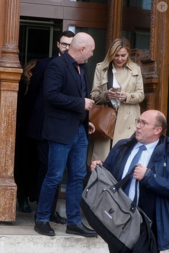 Sébastien Cauet et sa compagne Nathalie Dartois - Suspendu de l'antenne après une enquête pour viol, Sébastien Cauet réclame en justice son retour sur NRJ au tribunal de commerce de Paris, France, le 18 mars 2024. L'animateur de radio a assigné la station en justice pour exiger son retour sur les ondes. L'animateur, suspendu depuis novembre dernier de l'antenne de NRJ, fait désormais l'objet d'au moins 5 plaintes pour viol ou agression sexuelle. © Christiophe Clovis/Bestimage