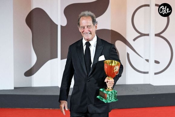 Vincent Lindon pose avec la Coupe Volpi du meilleur acteur pour « The Quiet Son » lors du tapis rouge des lauréats de la 81e Mostra de Venise, à Venise, en Italie, le 7 septembre 2024. Photo : Aurore Marechal/ABACAPRESS.COM