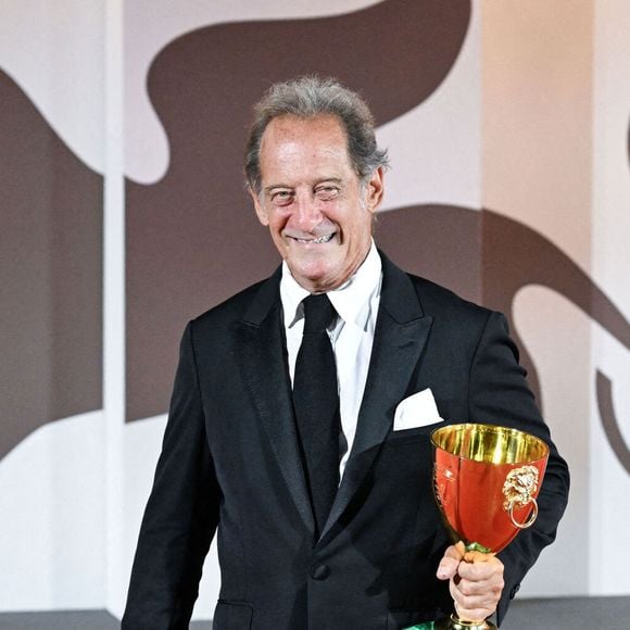 Vincent Lindon pose avec la Coupe Volpi du meilleur acteur pour « The Quiet Son » lors du tapis rouge des lauréats de la 81e Mostra de Venise, à Venise, en Italie, le 7 septembre 2024. Photo : Aurore Marechal/ABACAPRESS.COM