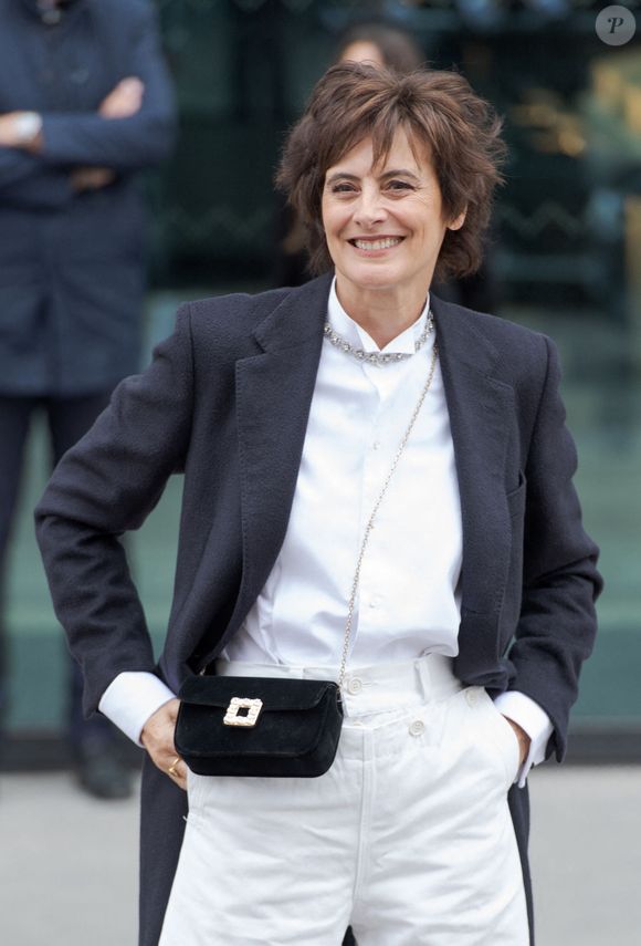 Inès de la Fressange au défilé Chanel mode femme automne / hiver 2024-2025 au Grand Palais Éphémère lors de la Fashion Week de Paris (PFW), à Paris, le 5 mars 2024. 

Photo : Marie Goujon / Panoramic / Bestimage