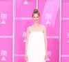 L'actrice est arrivée dans une robe bustier immaculée de la maison Schiaparelli. A ses pieds ? des talons hauts bleus signés Louboutin, composés de plumes sur le devant.
Louise Bourgoin au photocall de la soirée d'ouverture du festival Canneseries saison 8 au palais des festivals à Cannes le 24 avril 2025.
© Denis Guignebourg / Bestimage