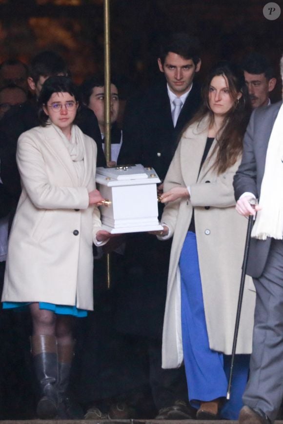 Les parents de Emile, Marie et Colomban portent le petit cercueil - Obsèques du petit Emile à la basilique Sainte-Marie-Madeleine de Saint-Maximin-la-Sainte-Baume dans le Var le 8 février 2025.
© Franz Chavaroche / Bestimage