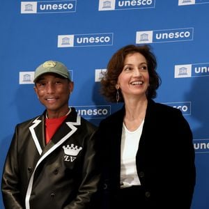 Pharrell Williams et Audrey Azoulay - Le rappeur, producteur et créateur de mode américain Pharrell Williams reçoit un diplôme de la directrice générale de l'UNESCO A.Azoulay en tant qu'Ambassadeur de bonne volonté de l'UNESCO pour les arts, l'éducation et l'entreprenariat, au siège de l'UNESCO, à Paris, le 17 décembre 2024. 
© Stéphane Lemouton / Bestimage