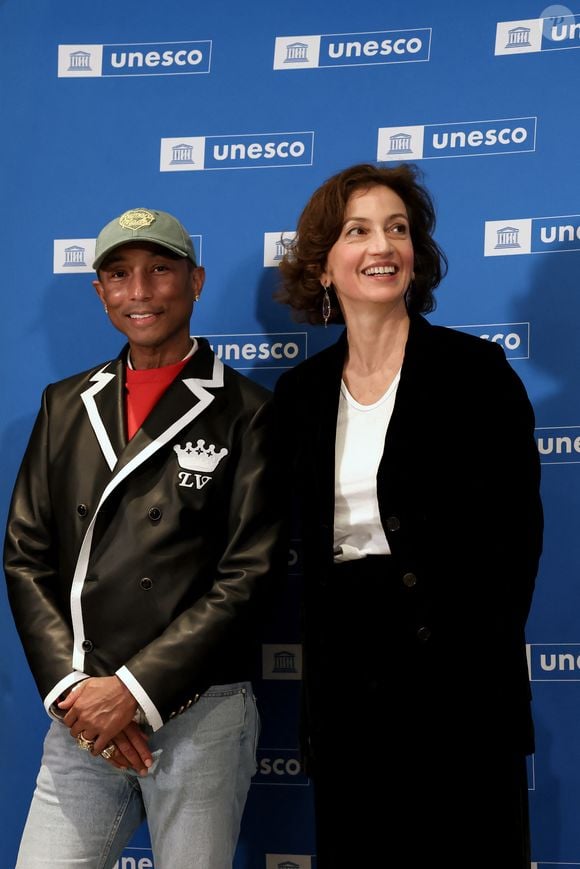 Pharrell Williams et Audrey Azoulay - Le rappeur, producteur et créateur de mode américain Pharrell Williams reçoit un diplôme de la directrice générale de l'UNESCO A.Azoulay en tant qu'Ambassadeur de bonne volonté de l'UNESCO pour les arts, l'éducation et l'entreprenariat, au siège de l'UNESCO, à Paris, le 17 décembre 2024. 
© Stéphane Lemouton / Bestimage