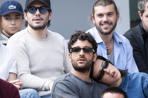 François Civil, Zacharie Chasseriaud, Sacha Abitbol, Adele Exarchopoulos en tribunes lors de la finale messieurs des Internationaux de France de Tennis de Roland Garros 2025 (jour 15), à Paris, France, le 8 juin 2025. © Cyril Moreau/Bestimage