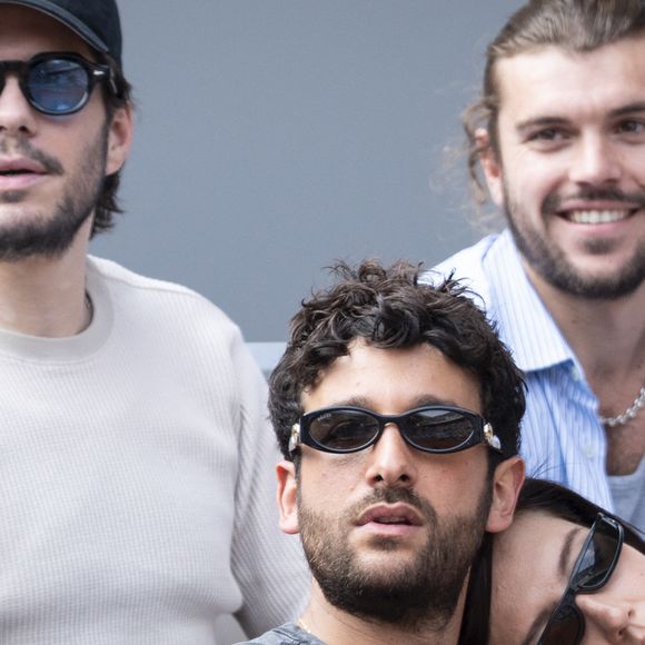 François Civil, Zacharie Chasseriaud, Sacha Abitbol, Adele Exarchopoulos en tribunes lors de la finale messieurs des Internationaux de France de Tennis de Roland Garros 2025 (jour 15), à Paris, France, le 8 juin 2025. © Cyril Moreau/Bestimage