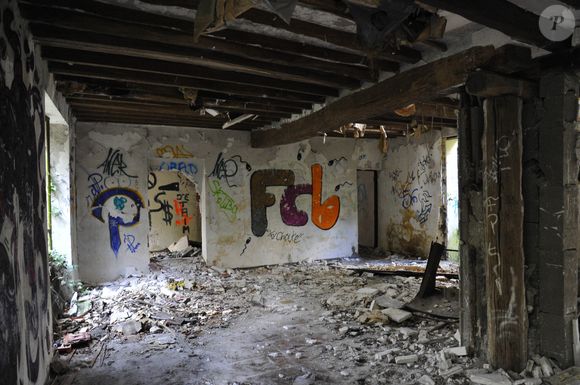 En lisière de la foret domaniale de Maurepas dans les Yvelines, la propriété achetée par l'acteur Jamel Debbouze est désormais devenue une ruine et un squat le 15 fevrier 2013.
AGENCE / BESTIMAGE