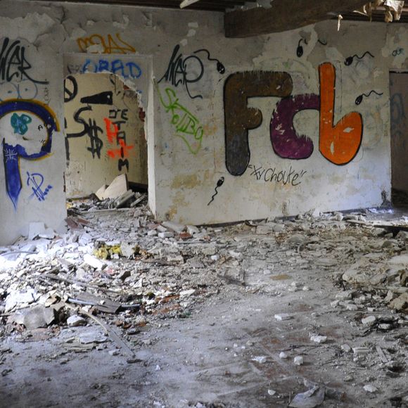 En lisière de la foret domaniale de Maurepas dans les Yvelines, la propriété achetée par l'acteur Jamel Debbouze est désormais devenue une ruine et un squat le 15 fevrier 2013.
AGENCE / BESTIMAGE