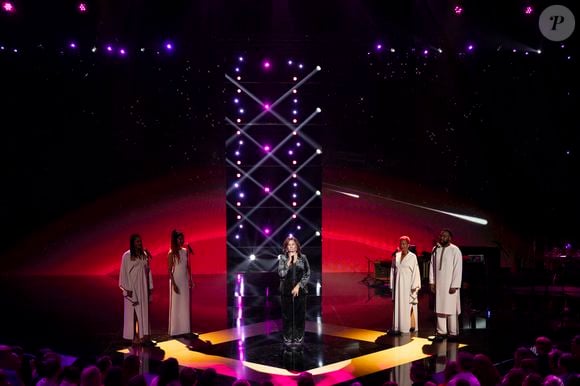 Exclusif - Chimene Badi et ses choristes - Enregistrement de l'émission "La fête de la chanson française" à Paris, présentée par L.Thilleman et A.Manoukian, et diffusée le 20 décembre sur France 3
© Pierre Perusseau / Bestimage