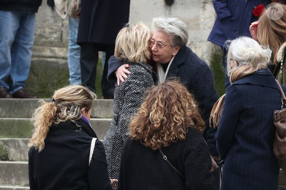 Evelyne Dheliat et Françoise Laborde arrivent à la cérémonie des obsèques de Catherine Laborde à l'église Saint-Roch à Paris, France, le 6 février 2025. L'emblématique présentatrice météo de TF1 est décédée le 28 janvier 2025 à l'âge de 73 ans, des suites d'une démence à corps de Lewy, une maladie neurodégénérative dont Catherine Laborde souffrait depuis 2014. Photo par Jerome Domine/ABACAPRESS.COM