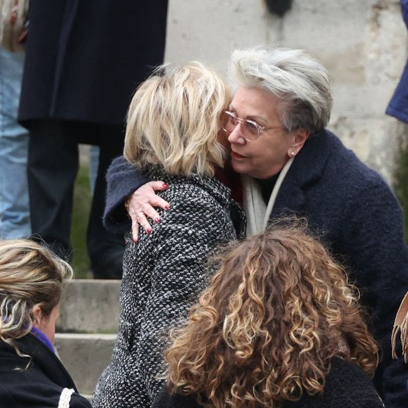 Evelyne Dheliat et Françoise Laborde arrivent à la cérémonie des obsèques de Catherine Laborde à l'église Saint-Roch à Paris, France, le 6 février 2025. L'emblématique présentatrice météo de TF1 est décédée le 28 janvier 2025 à l'âge de 73 ans, des suites d'une démence à corps de Lewy, une maladie neurodégénérative dont Catherine Laborde souffrait depuis 2014. Photo par Jerome Domine/ABACAPRESS.COM