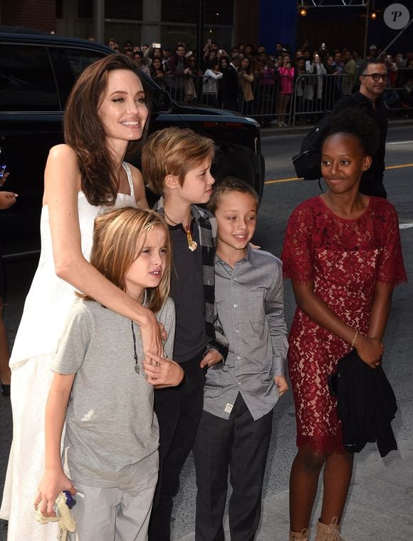 (G-R) Angelina Jolie, Vivienne Jolie-Pitt, Shiloh Jolie-Pitt, Knox Leon Jolie-Pitt, et Zahara Jolie-Pitt assistent à la première de 'The Breadwinner' lors du Festival international du film de Toronto 2017 au Winter Garden Theatre le 10 septembre 2017 à Toronto, Canada. Photo par imageSPACE/ABACAPRESS.COM