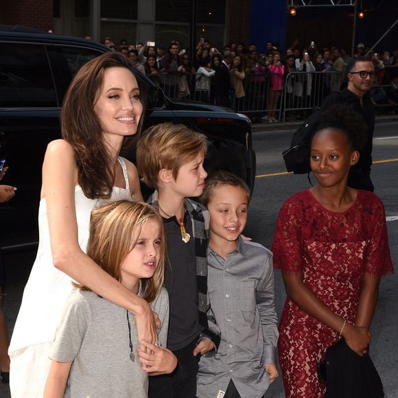 (G-R) Angelina Jolie, Vivienne Jolie-Pitt, Shiloh Jolie-Pitt, Knox Leon Jolie-Pitt, et Zahara Jolie-Pitt assistent à la première de 'The Breadwinner' lors du Festival international du film de Toronto 2017 au Winter Garden Theatre le 10 septembre 2017 à Toronto, Canada. Photo par imageSPACE/ABACAPRESS.COM